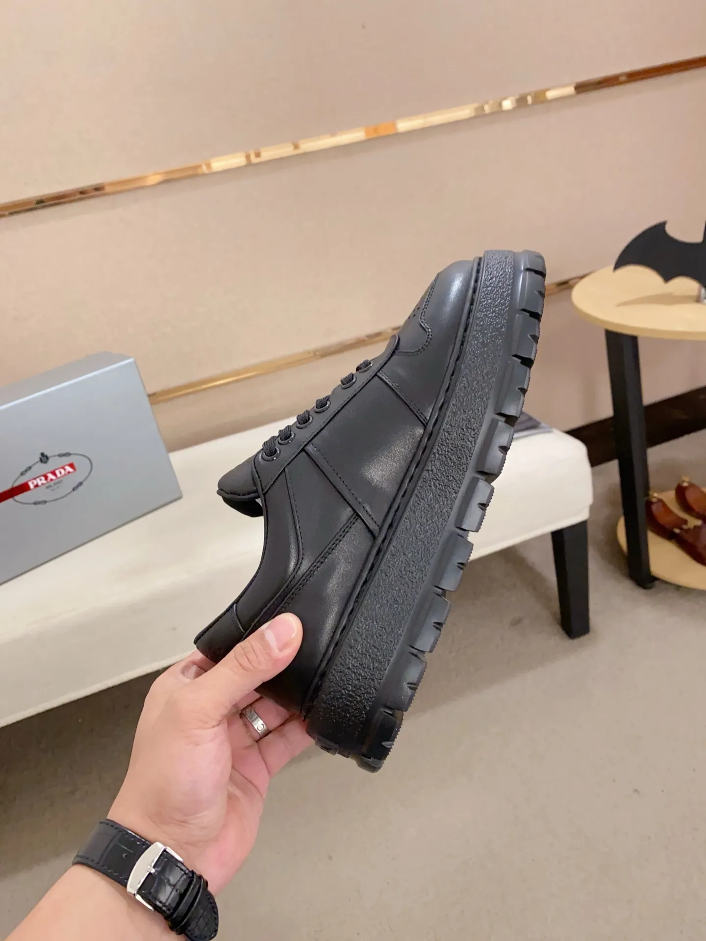 Men's shoes💰 620💰 ✔️✔️✔️Higher version High-quality new PRADA counters are launched simultaneously. The new men's shoes and 😘fabrics are selected from first-layer cowhide and are made by pure handicrafts. Lining: Full cowhide lining. 👍🏿 High-end ☄️ air-cushion molded anti-slip rubber outsole, exquisite lines, simple and elegant, comfortable and high-end for leisure travel. Code number: 38 to 44